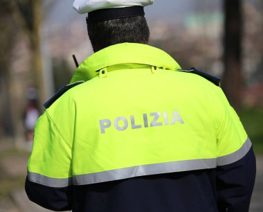 Yüksek görünürlük üniforma ile İtalyan polis ajanı