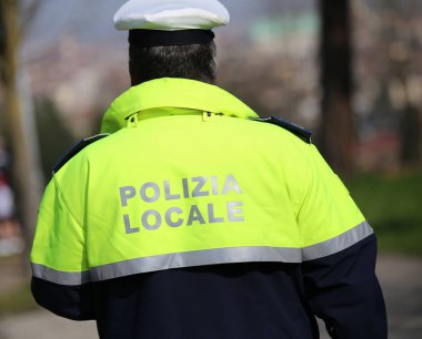 trafik polisi ile yüksek görünürlük üniforma ve kelimeler yerel pol