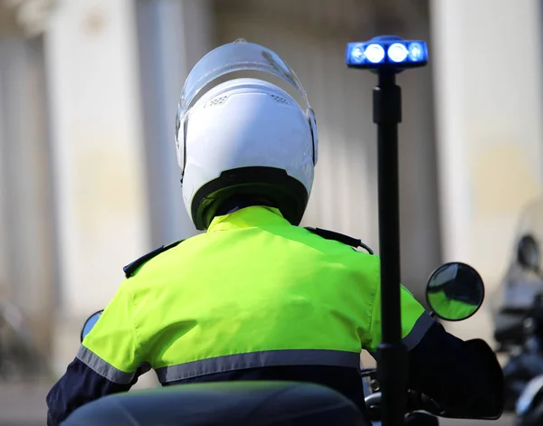 Police officer on motorcycle with flashing blue siren in town — Stock Photo, Image
