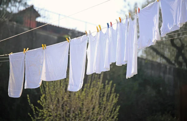 Witte kleding te drogen in de zon in de zuidelijke stad hing — Stockfoto