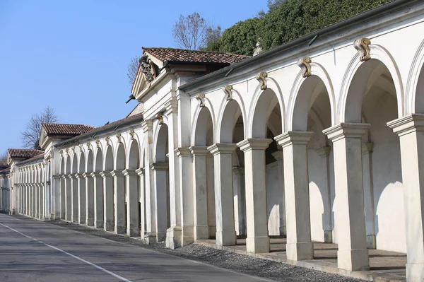 Dlouhá řada architektonických arkádami na svažité silnici vedoucí k — Stock fotografie