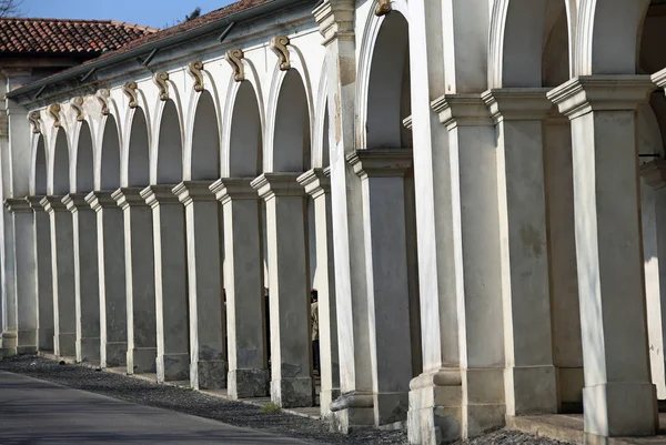 Architektonické arkádami na svažité silnici vedoucí na baziliku ded — Stock fotografie