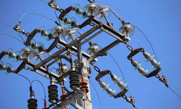 Interruptores grandes de una línea de alimentación con poste de hormigón y eléctrico — Foto de Stock