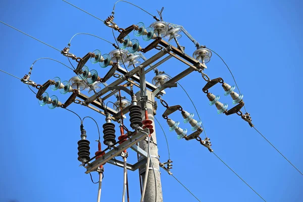 Grands commutateurs d'une ligne électrique haute tension avec poteau en béton un — Photo