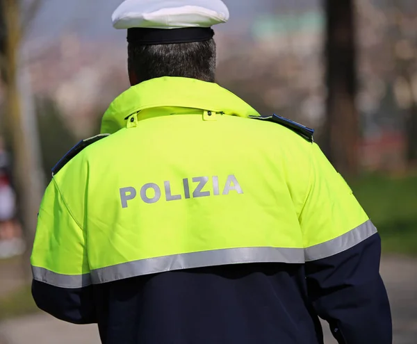 Agente de policía italiano con uniforme de alta visibilidad — Foto de Stock