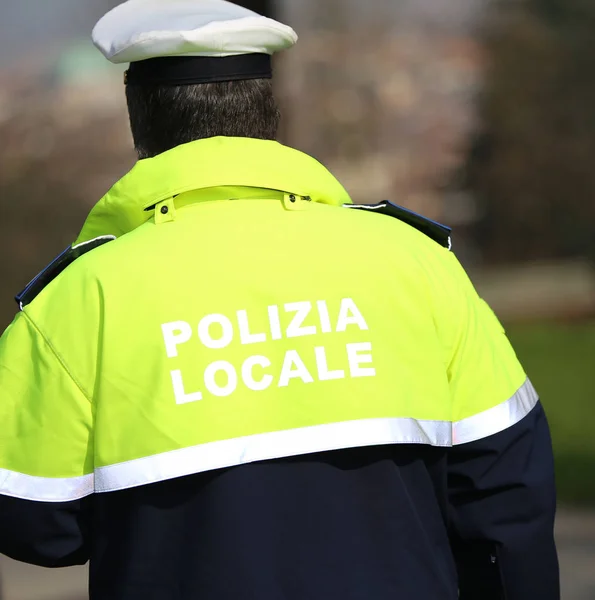 Policía de tránsito con uniforme con las palabras policía local en italiano — Foto de Stock