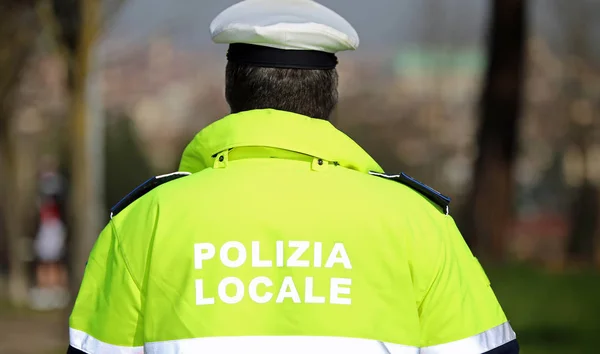 Policjant z wysoką widoczność jednolite i słowa lokalny polic — Zdjęcie stockowe