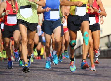 birçok kişi hızlı spor yarış sırasında sokaklar boyunca çalıştırın.