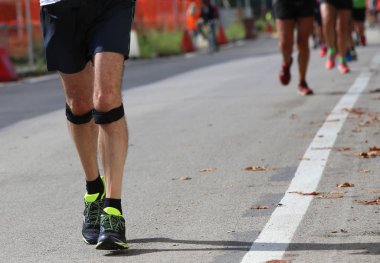 atletik runner hızlı Durin'in çalıştıran diz, elastik bant ile
