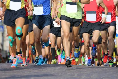 koşucular spor yarış sırasında çok sayıda kaslı bacakları