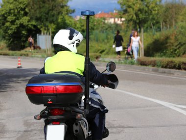 Polis polis motosiklet kask ile