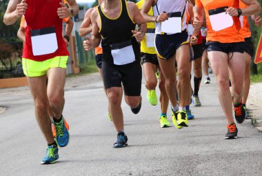 koşucu sokaklarda spor yarış sırasında kas bacaklar
