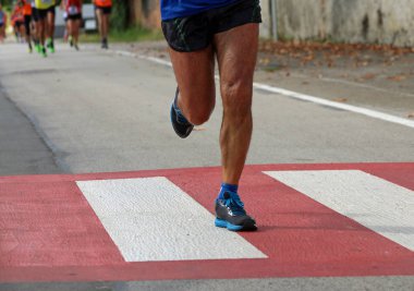 yaya geçidi ile hızlı spor sırasında işleten bir koşucu