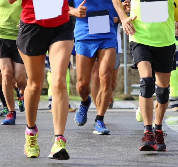 Багато людей бігають швидко під час спортивних перегонів — стокове фото