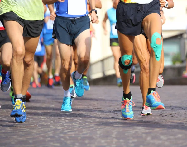 Persone corrono veloci durante la gara sportiva per le strade del ci — Foto Stock