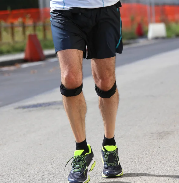 Atlético corredor com a faixa elástica enquanto corre rápido durante — Fotografia de Stock