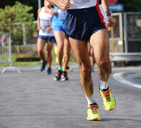 실행 중인 레이스 도중 남자 선수 근육 질 다리 — 스톡 사진