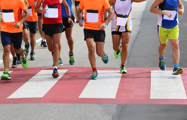Pedestre cruzamento com muitos corredores durante esportes corrida thro — Fotografia de Stock