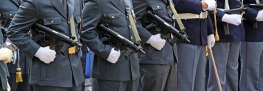 üniforma İtalyan polisinin silahlı subaylar