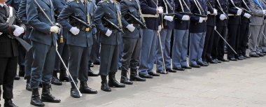 üniforma parad sırasında İtalyan polisinin silahlı subaylar