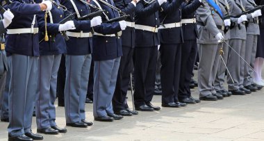 üniforma parad sırasında İtalyan polisinin silahlı subaylar