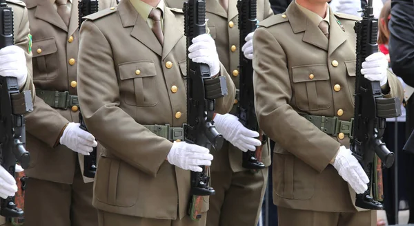 Popolo delle truppe alpine italiane alla pari militare — Foto Stock