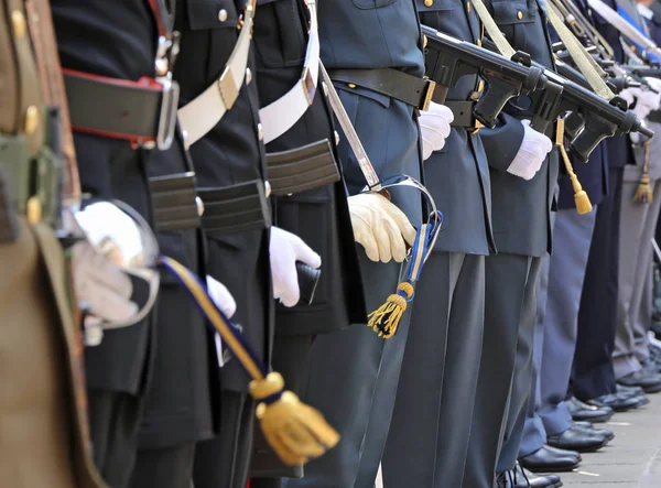 Implementatie van de Italiaanse strijdkrachten met veel agenten in hoge — Stockfoto