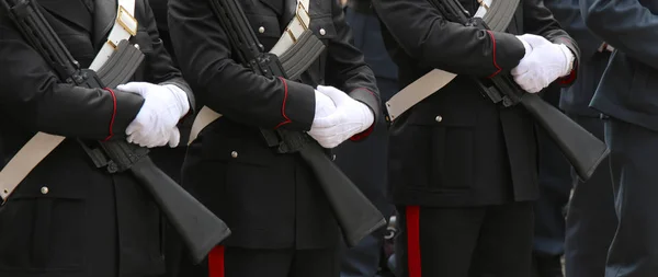 Três policiais italianos em uniforme completo — Fotografia de Stock