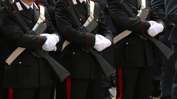 Trois policiers italiens en uniforme complet de l'armée carabinieri — Photo