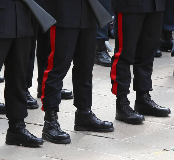 Laarzen en broek van Italiaanse politieagent — Stockfoto