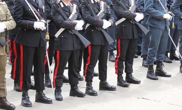 Déploiement des forces armées italiennes avec des fusils et des machines g — Photo