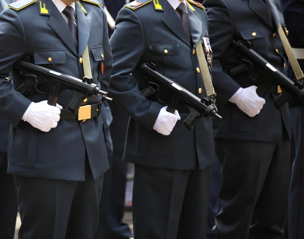 Oficiais italianos da polícia financeira em uniforme e máquina — Fotografia de Stock