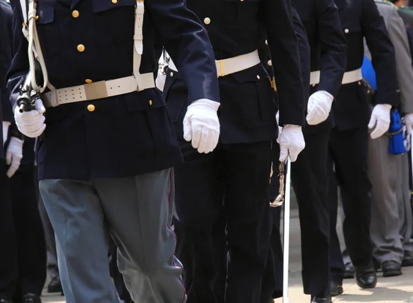 Molti agenti della polizia italiana con armi in corteo militare — Foto Stock