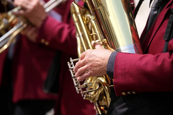 Plays the saxophone — Stock Photo, Image