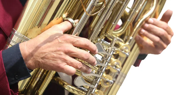 Mano del jugador y el saxofón — Foto de Stock