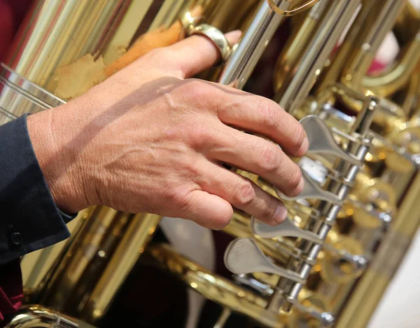 Mano del jugador y el saxofón — Foto de Stock