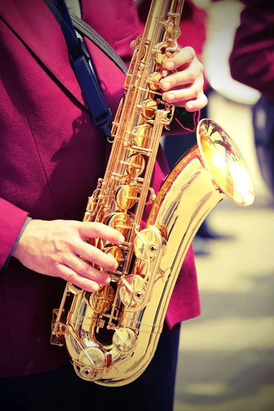 Player and the golden saxophone during the live concert — Stock Photo, Image