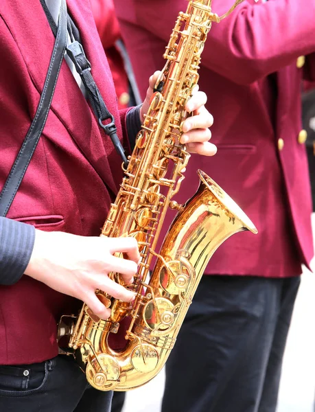 Player plays the saxophone in the brass bas outside — Stock Photo, Image