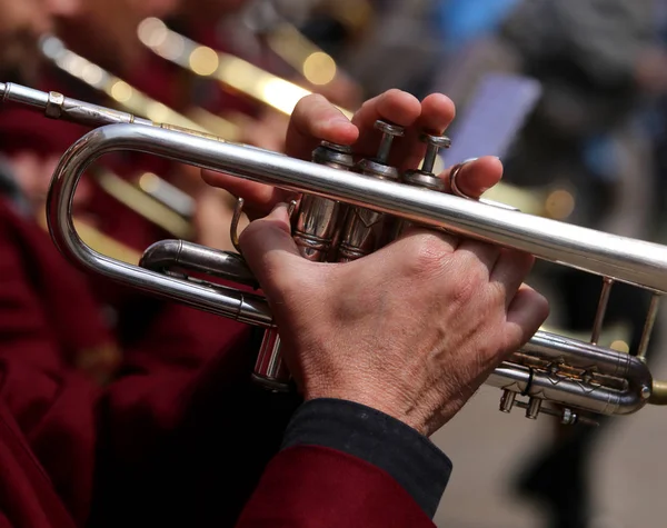 Trumpet player during an outdoor exhibition of a brass band — Stock Photo, Image
