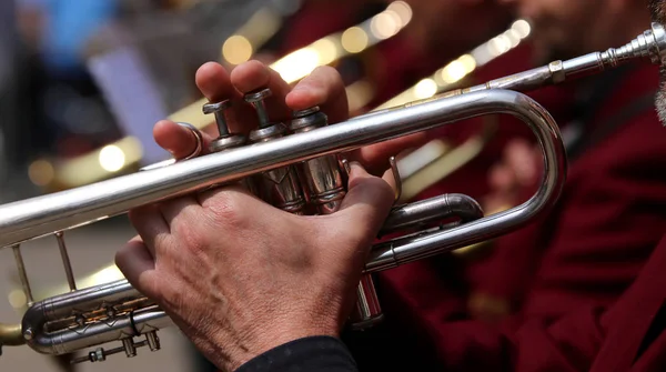 Trompetista durante un concierto al aire libre de una banda de música — Foto de Stock