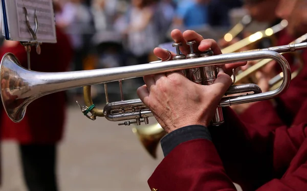 Trumpet player plays during an outdoor live concert — Stock Photo, Image