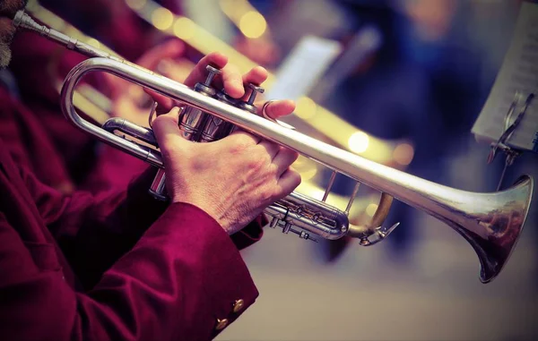 Trumpeter plays his trumpet in the brass band — Stock Photo, Image