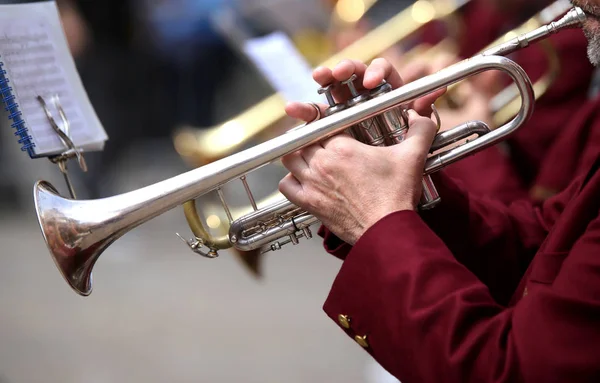 Trompetista toca su trompeta en la banda de música durante concer en vivo — Foto de Stock