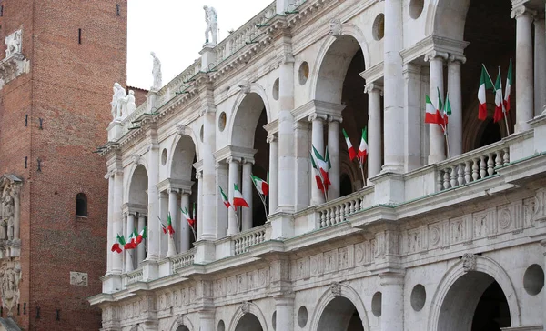 Monumento antico nella città europea — Foto Stock