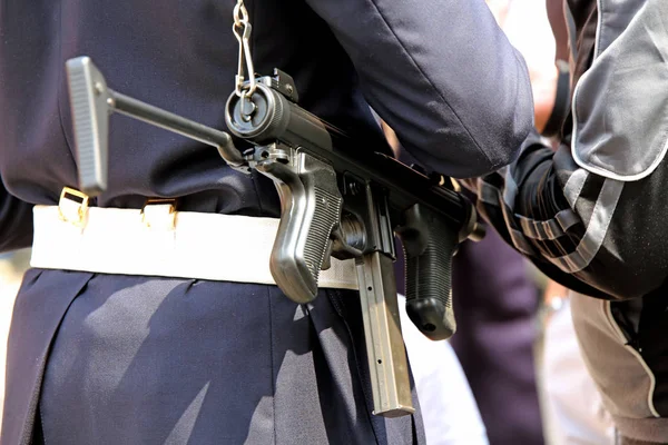 Oficial de policía con ametralladora controla al narcotraficante — Foto de Stock