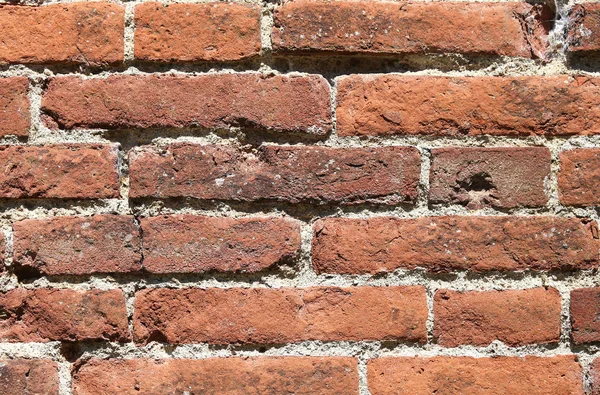 Rote Ziegel einer alten historischen Mauer — Stockfoto