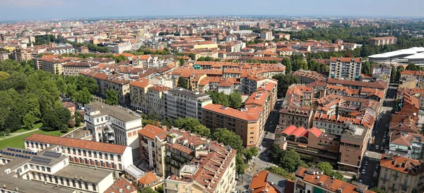 Pohled na evropské metropole s mnoha střechy — Stock fotografie