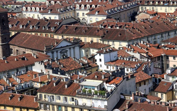 Vista aérea de uma metrópole europeia com telhados — Fotografia de Stock