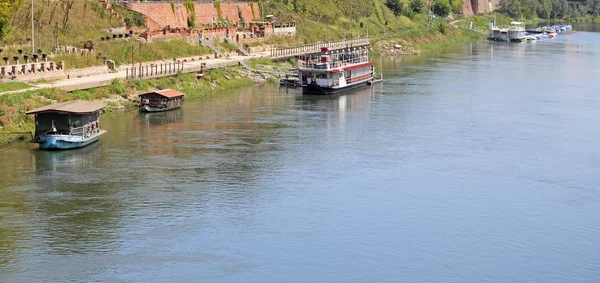 Båtar och floden ticino från träbron — Stockfoto