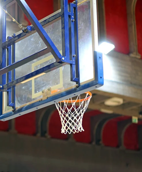 Koš a opěradlo uvnitř cour basketbal — Stock fotografie